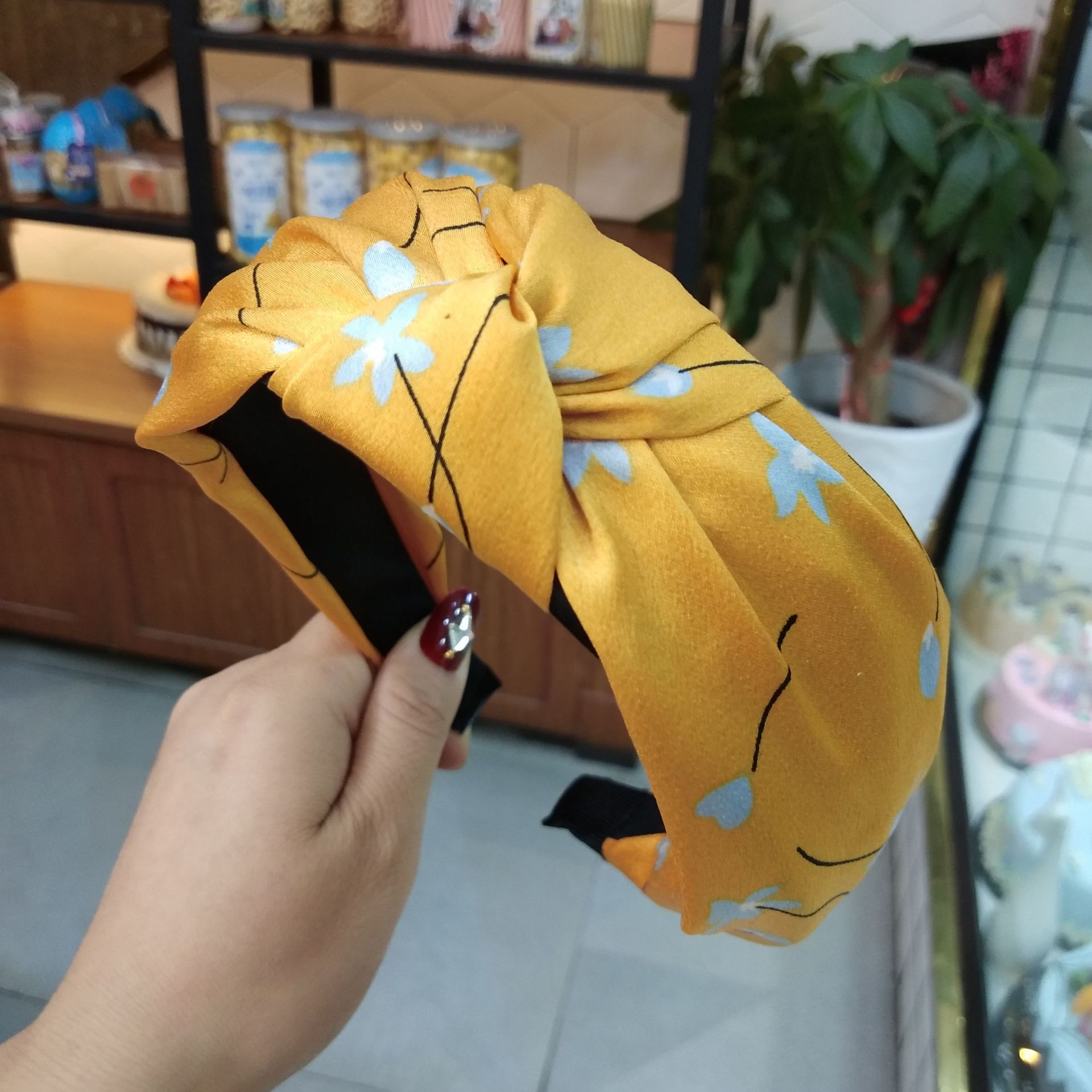 Korean Wide-brimmed Small Fresh Printing Knotted Headband High-end Fabric Pressure Hair Head Hole New Headband Wholesale Nihaojewelry display picture 5