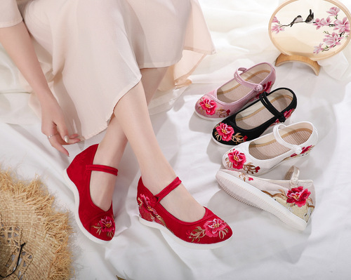Shengchun 2020 antique style shoes jacquard cotton ethnic style embroidered shoes embroidered inner heightening women's shoes bridal high heels