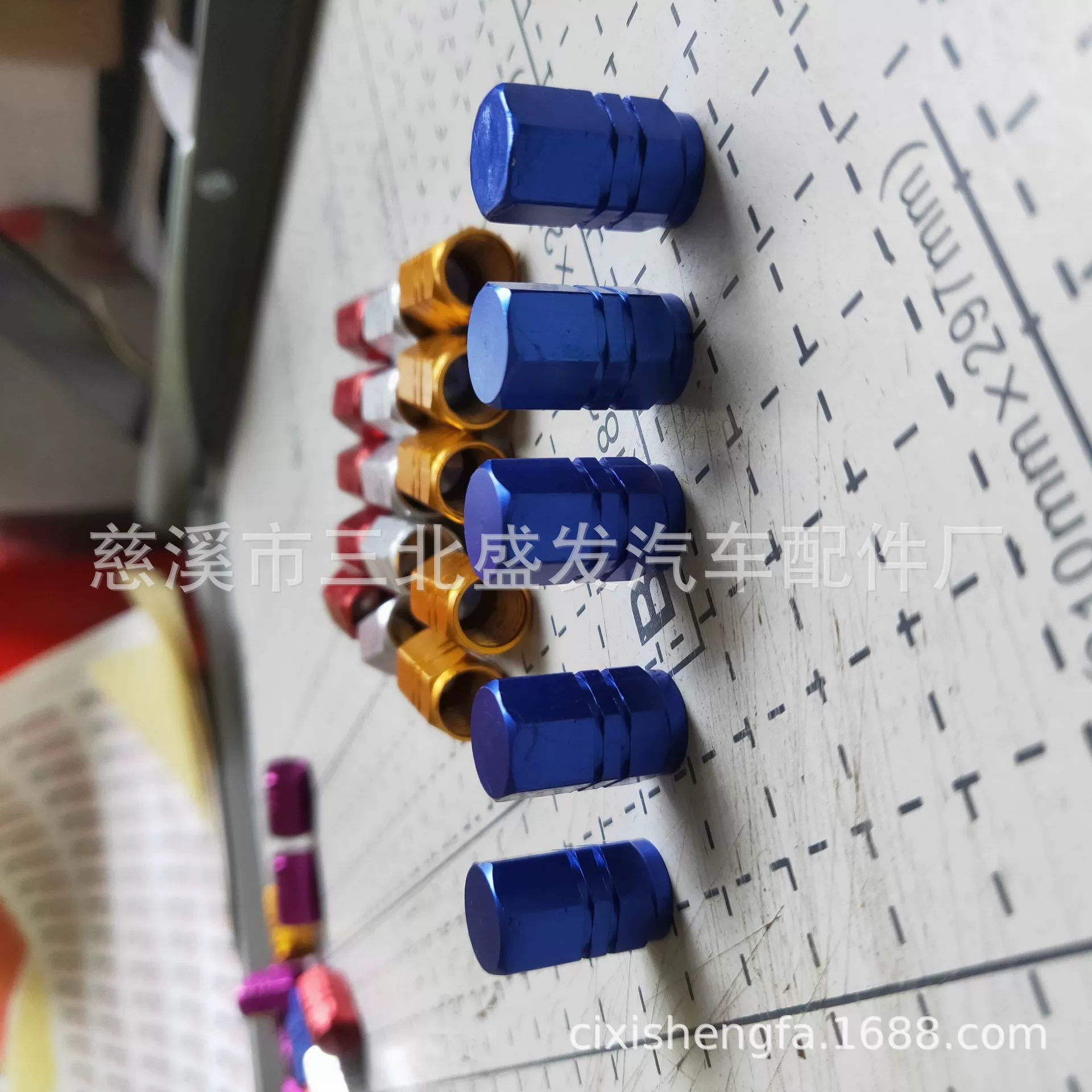 Заводская прямая крышка клапана из алюминиевого сплава, трансграничная, персонализированная Модифицированная крышка клапана, нестандартный цвет