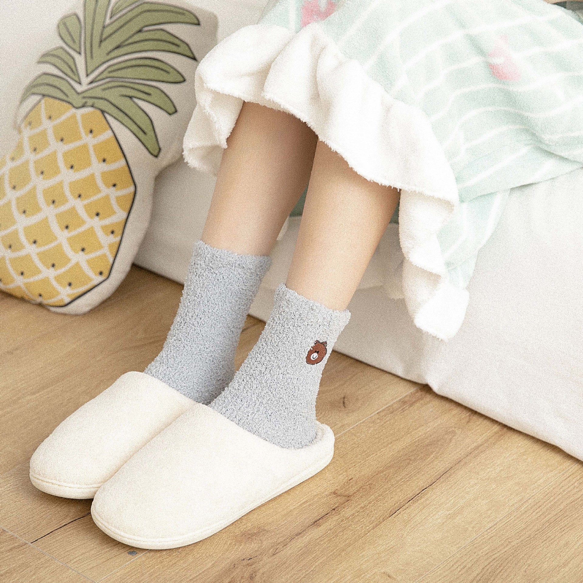 冬季新款珊瑚绒日系刺绣爱心熊加厚保暖地板袜女士中筒袜厂家批发|ms