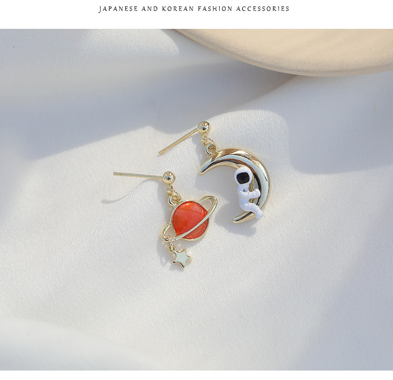 Japan Und Südkorea Spaß Design Planet Astronaut Ohrringe S925 Silbern Adel Tropföl Bemalte Weibliche Nischen Netz Rote Ohrringe display picture 3