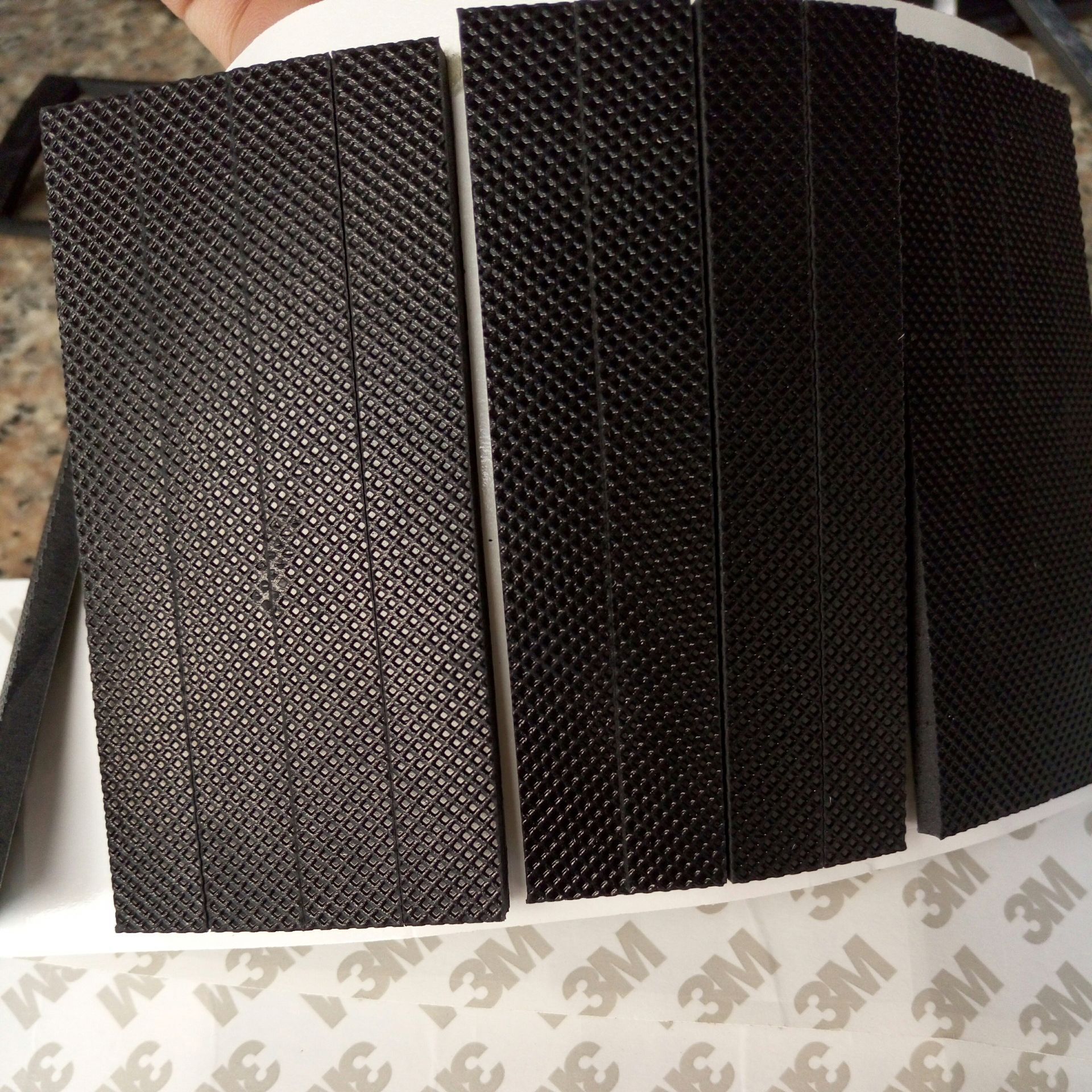 供应橡胶垫 黑色格纹网格橡胶片 自粘圆形橡胶脚垫 橡胶垫片