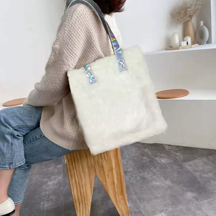 女包斜跨小包秋冬季单肩包新款时尚韩版洋气百搭镭射PU毛绒包