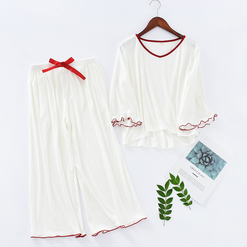 白いくぼみの七分袖七分ズボン