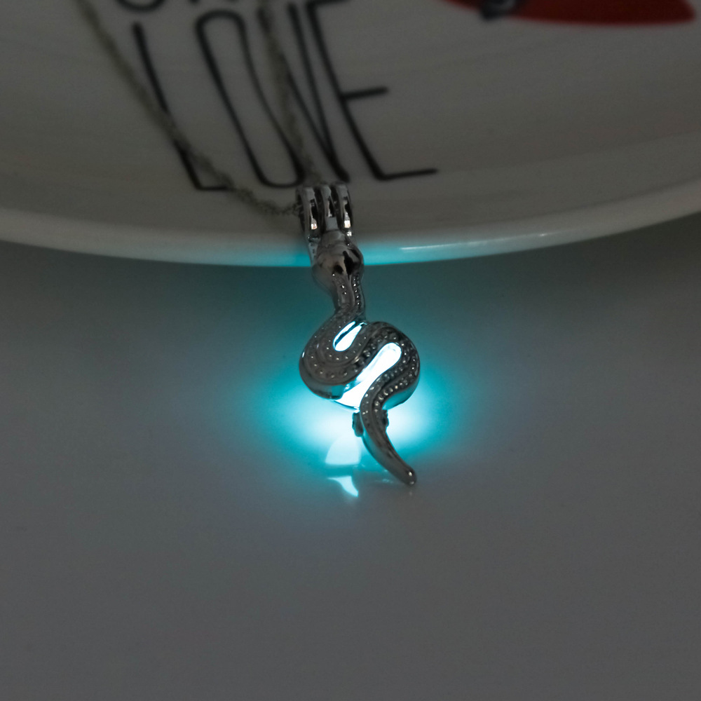 Snake Luminous Pendant Necklace Dark Night Glowing Women's Necklace display picture 5