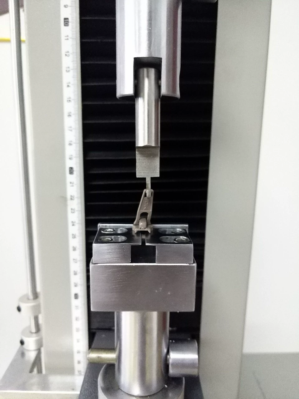 Растяжимый тест силы растяжения головы молнии приспособления прочности на растяжение головы молнии одежды ботинка приспособления машины