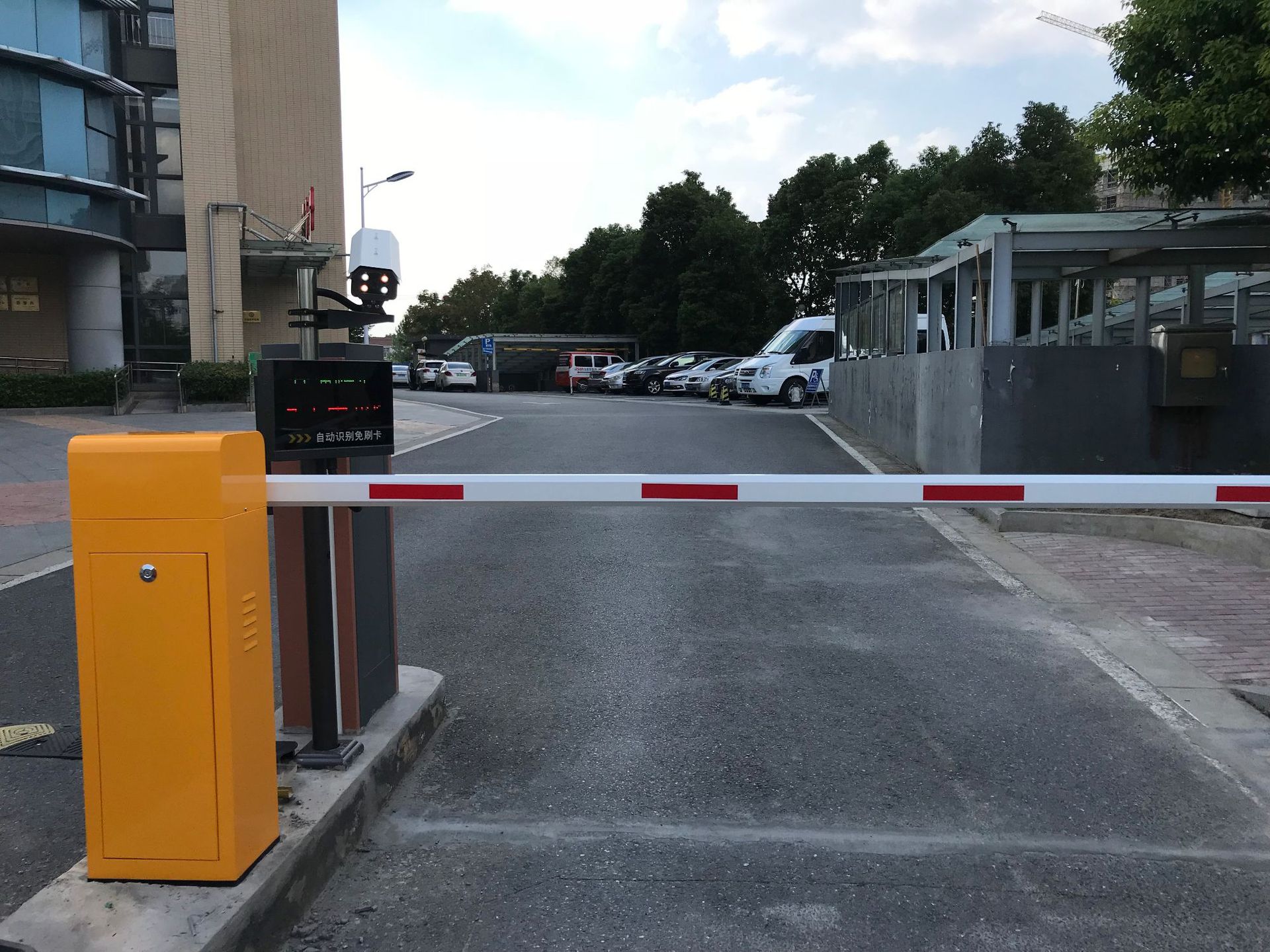 【车牌识别批发】南京百胜出入口道闸 400万高清车牌识别一体机