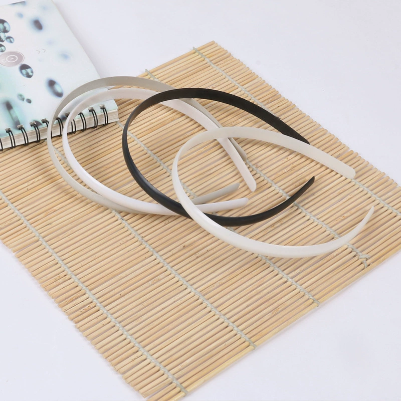 Производитель поставляет оптом пластиковые обручи для волос без зубцов, с двойным рядом внутренних дуг, шириной 1 см, в простом стиле.