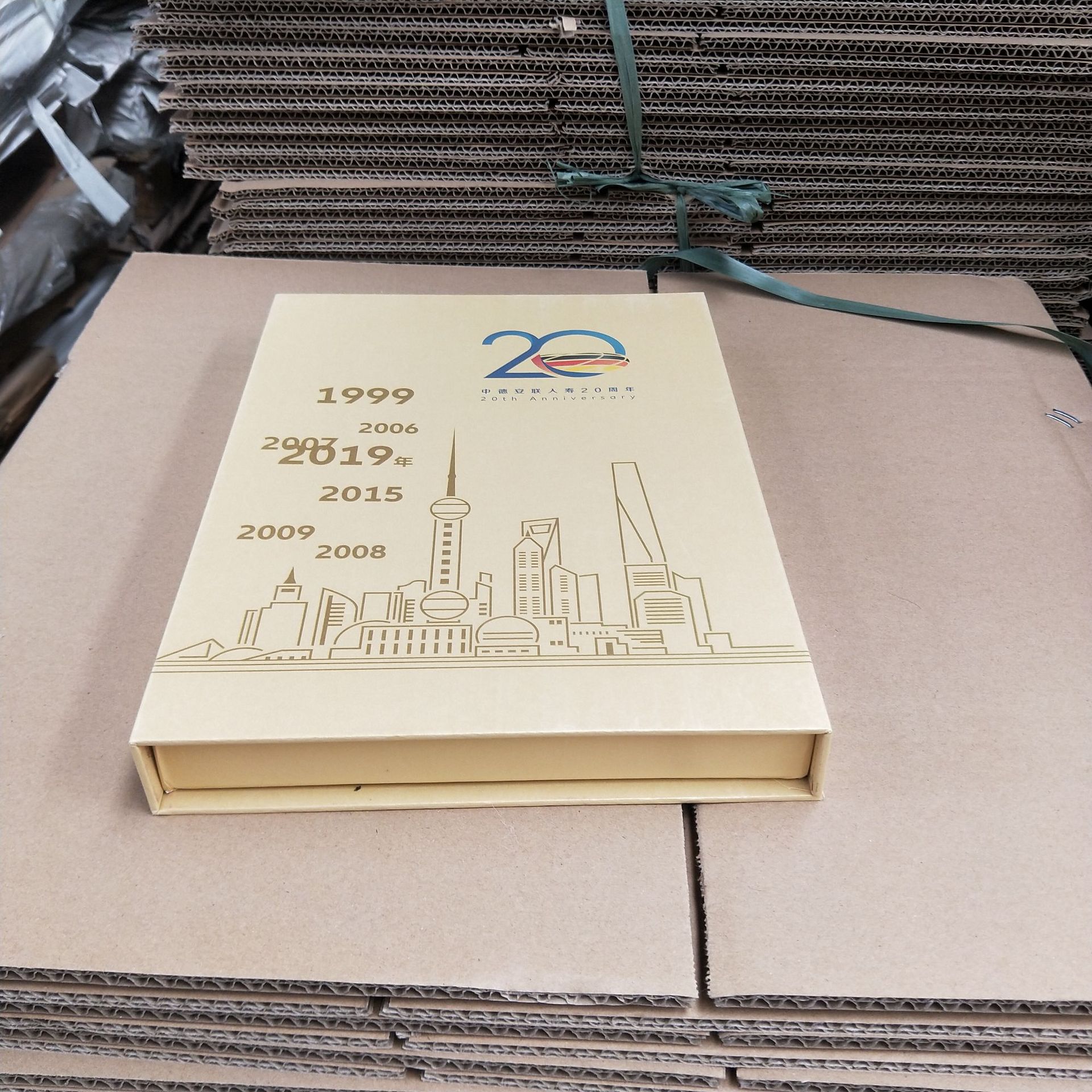 牛皮纸礼盒翻盖盒子书型盒礼品包装纸盒供应高档礼盒精品