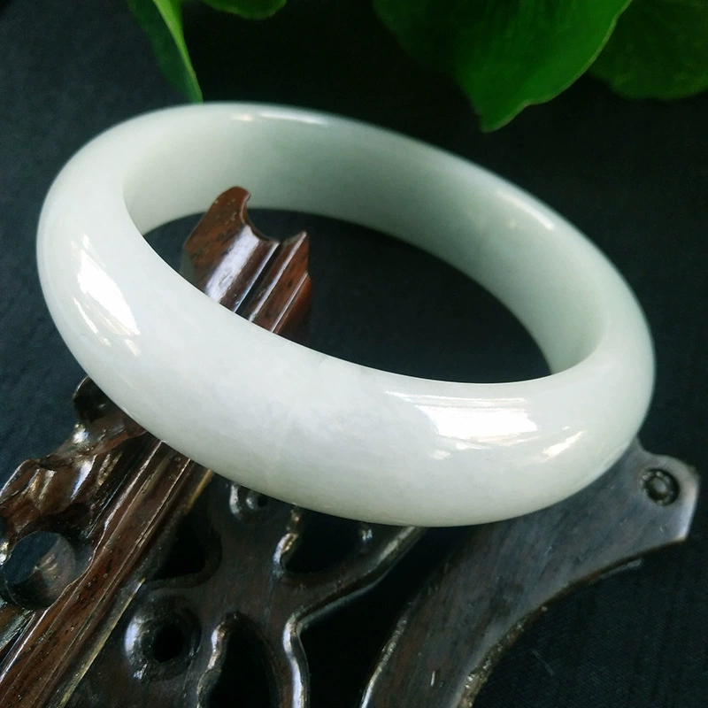Изумрудный резной браслет Бирманский нефрит