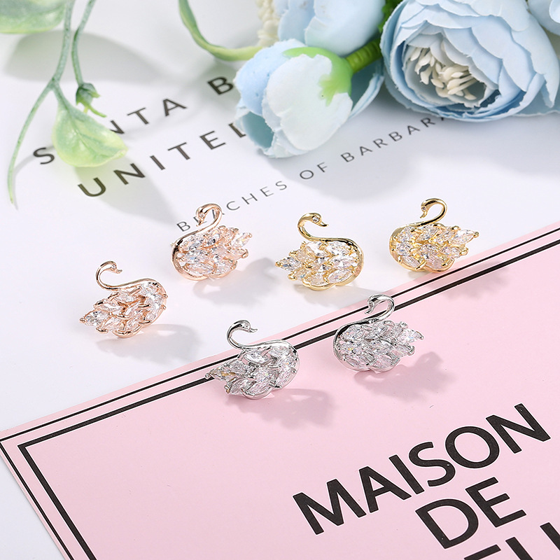Korean fashionable golden swan with zircon