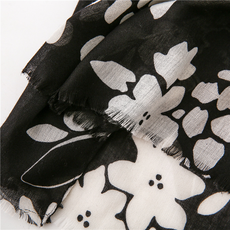 Black And White Printed Cotton And Linen Scarf Sunscreen Scarf Silk Scarf Long Shawl display picture 9