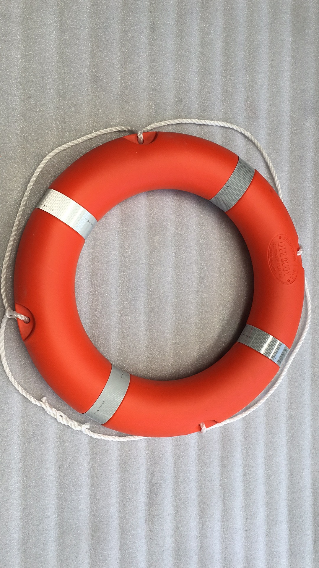 Спасательный круг надувной. Габариты спасательного круга. Спасательный круг морской. Спасательный круг на лодке. Стойка под спасательный круг.