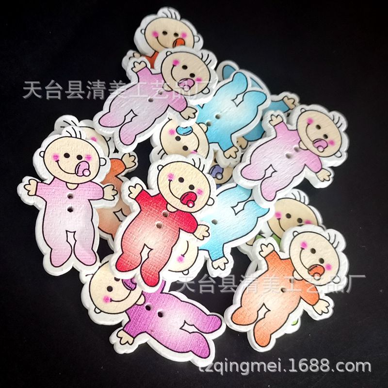 Muñeca de madera de fondo blanco Botones de madera decorativos biberón pintado pequeño bebé artesanía 50 piezas por paquete