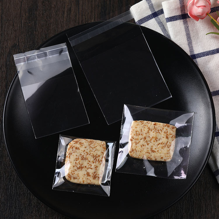 Directo de fábrica blanco lunares esmerilado bolsa autoadhesiva bolsa de embalaje de galletas de vaca caramelo copo de nieve crujiente bolsa de autosellado en stock