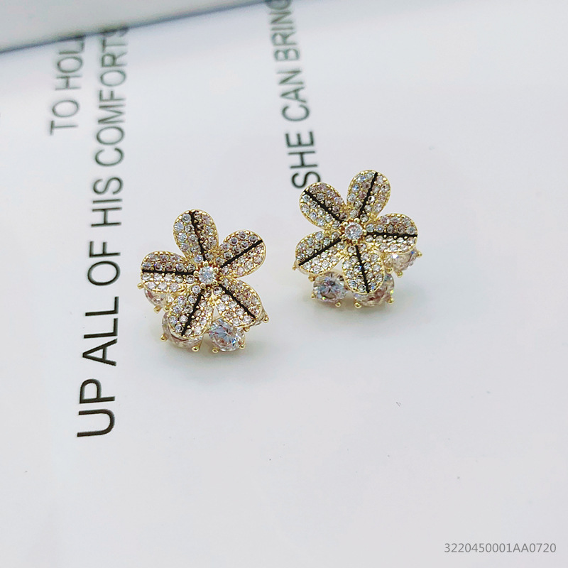 Nouveau Design Coréen Micro-incrusté De Zircon Plaqué Or Rose Boucles D&#39;oreilles Simples En Cuivre Pour Dames display picture 1