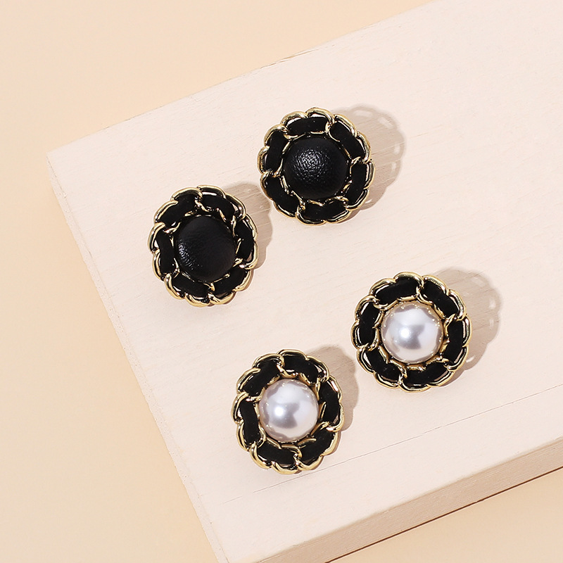 Vintage Velvet Pearl Earrings display picture 2