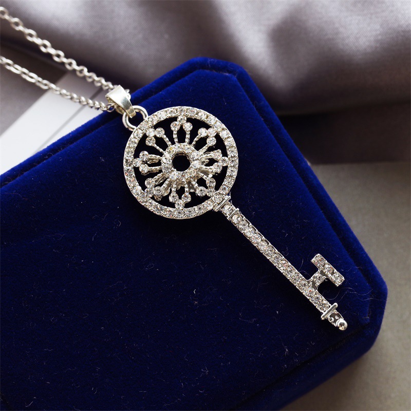 Korean New Wholesale Diamond Garland Key Necklace Long Chain Fashion Sweater Chain display picture 5