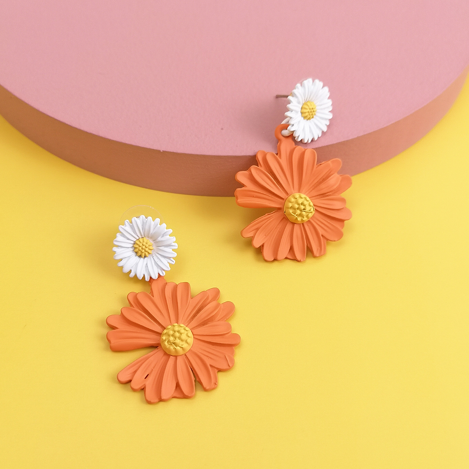 Korean Fashion Spray Paint Chrysanthemum Earrings Nihaojewelry Wholesale display picture 11