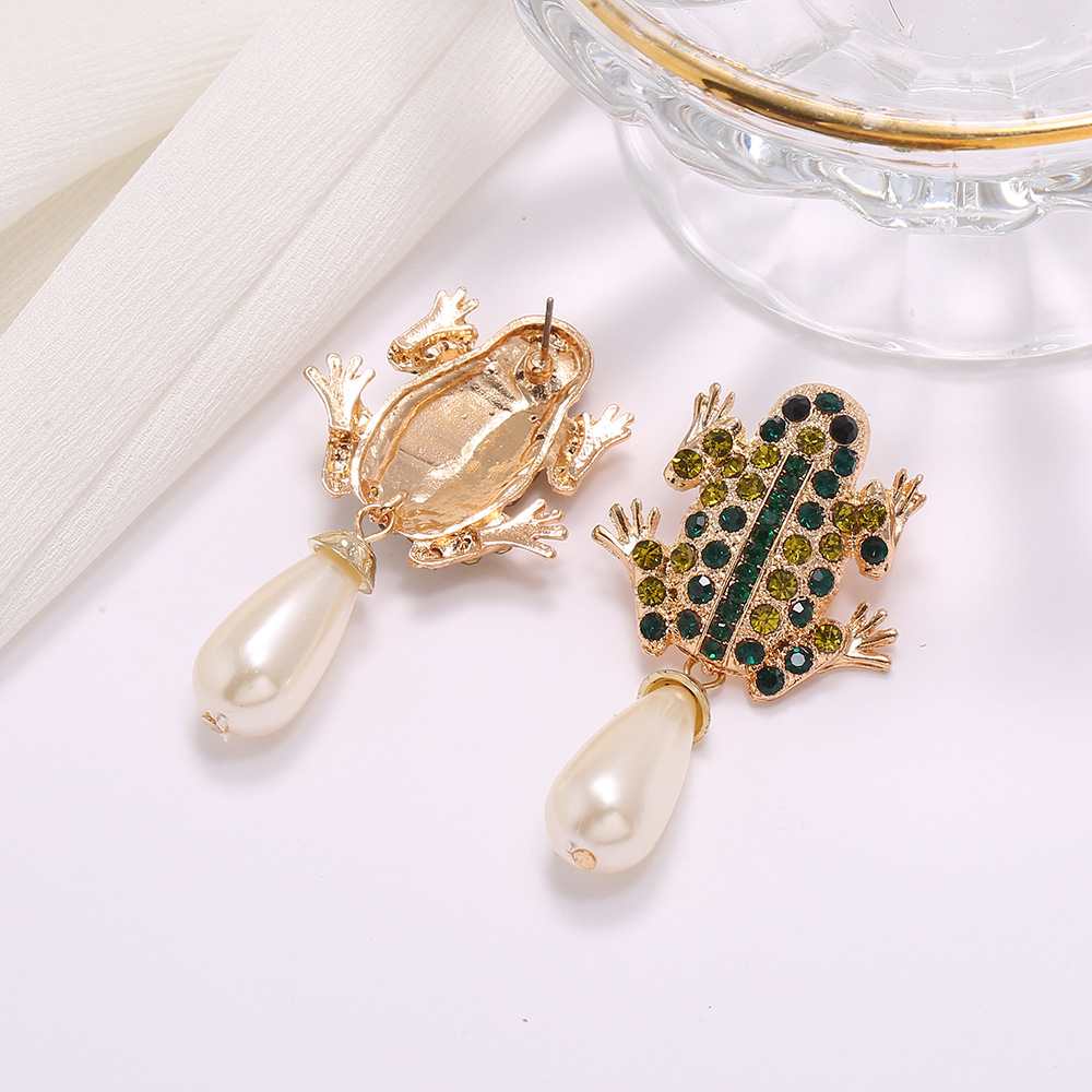 New Retro Frog Earrings Hanging Pearl Earrings Exaggerated Simple Wild Ethnic Ear Jewelry Wholesale Nihaojewelry display picture 4