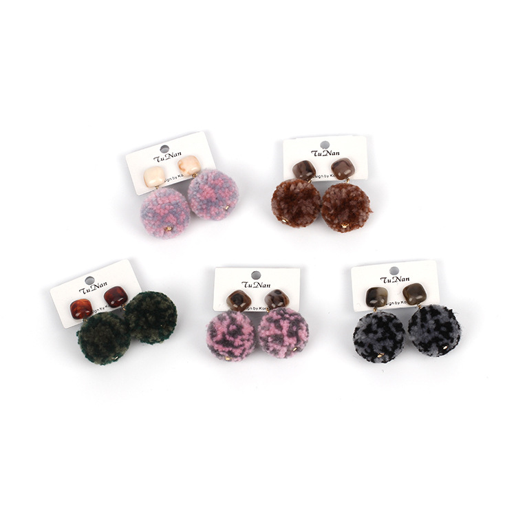 Boucle D&#39;oreille En Peluche Acrylique De Mode En Gros Nihaojewelry display picture 5