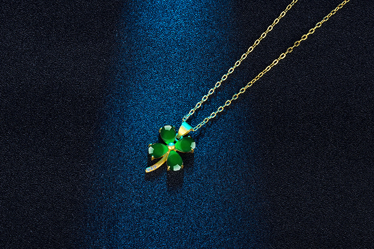 Korean Version Green Agate Four-leaf Clover Necklace Green Chalcedony Four-leaf Clover Pendant Clavicle Chain Jewelry display picture 3