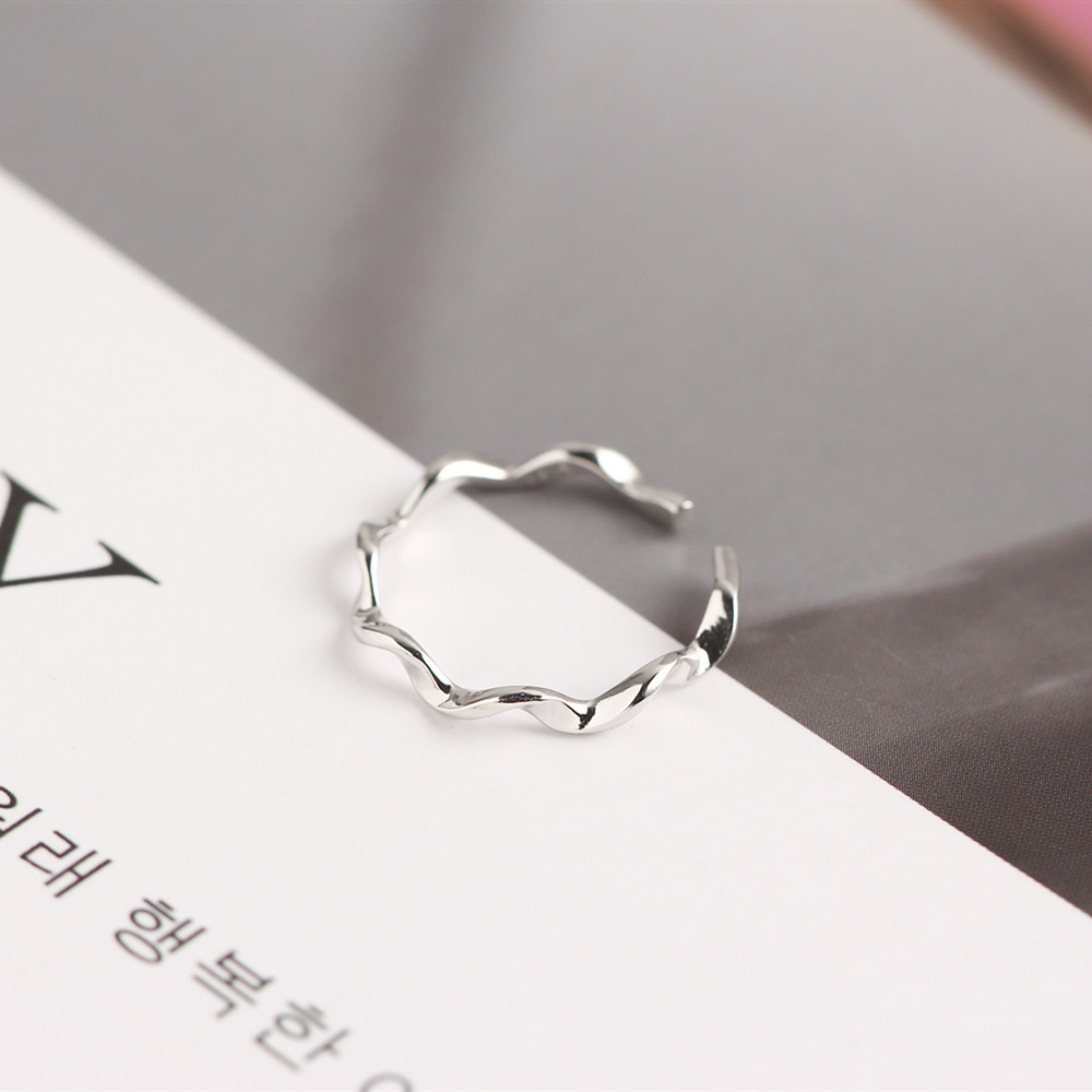 Japanese And Korean Style S925 Sterling Silver Ins Style Geometric Twisted Mobius Very Simple And Fine Little Finger Ring All-match Silver Ring Bracelet display picture 8