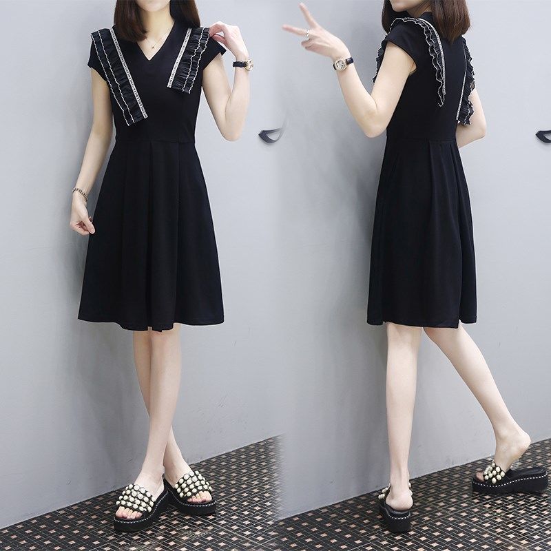 2020 summer new pattern Add fertilizer Large Women's wear mm Dress Korean Edition Western style Show thin Little black dress