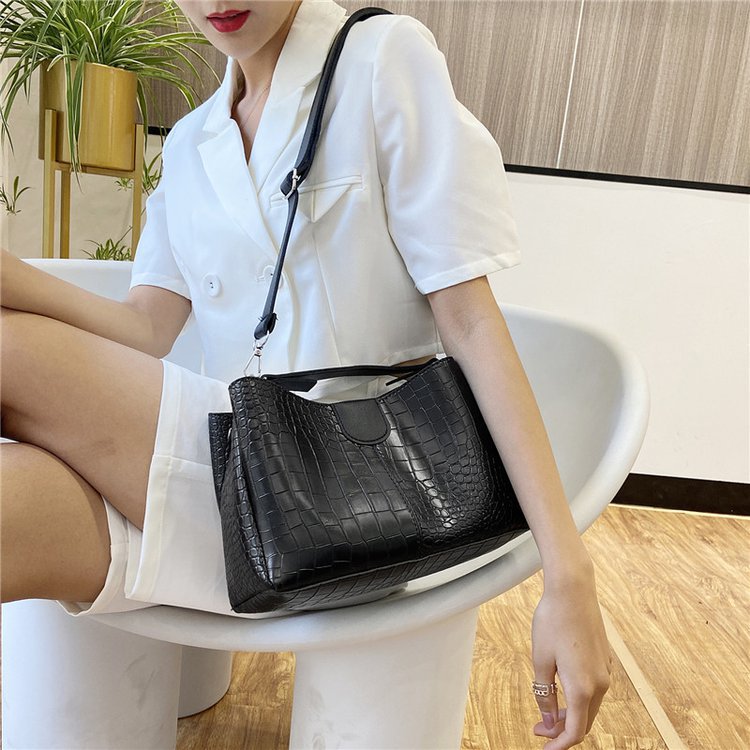 Fashion Korean Crocodile Pattern Messenger Shoulder Portable Pu Soft Surface Zipper Messenger Bag display picture 28