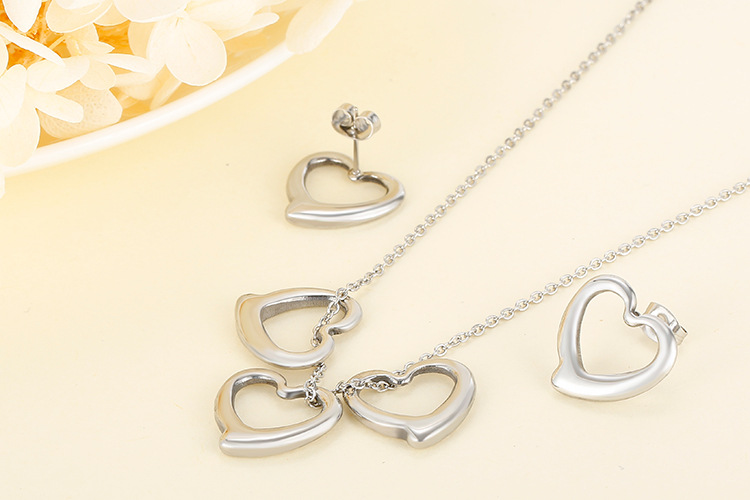 European and American new stainless steel heart-shaped peach heart necklace earrings jewelry set