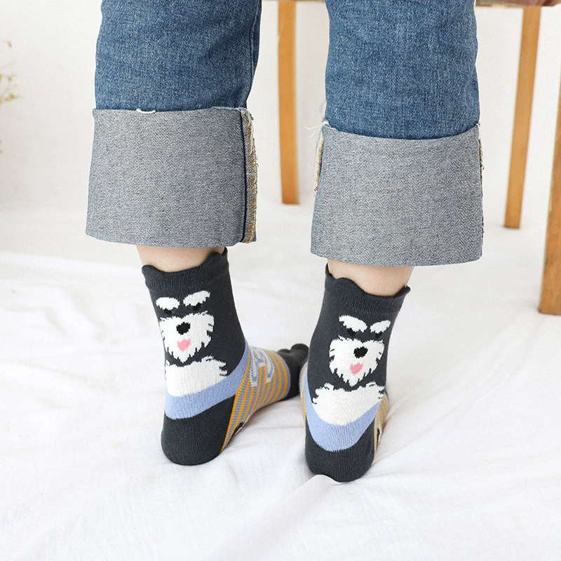 New five -finger socks female solid color cotton mid -toe socks cartoon dog socks