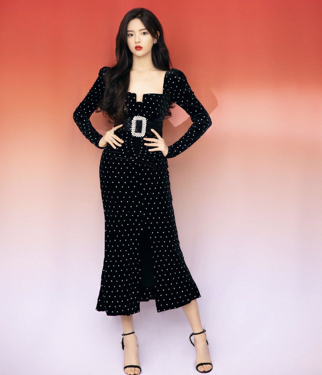 2020秋冬新款礼服裙丝绒烫钻收腰包臀气质性感名媛黑色方领连衣裙