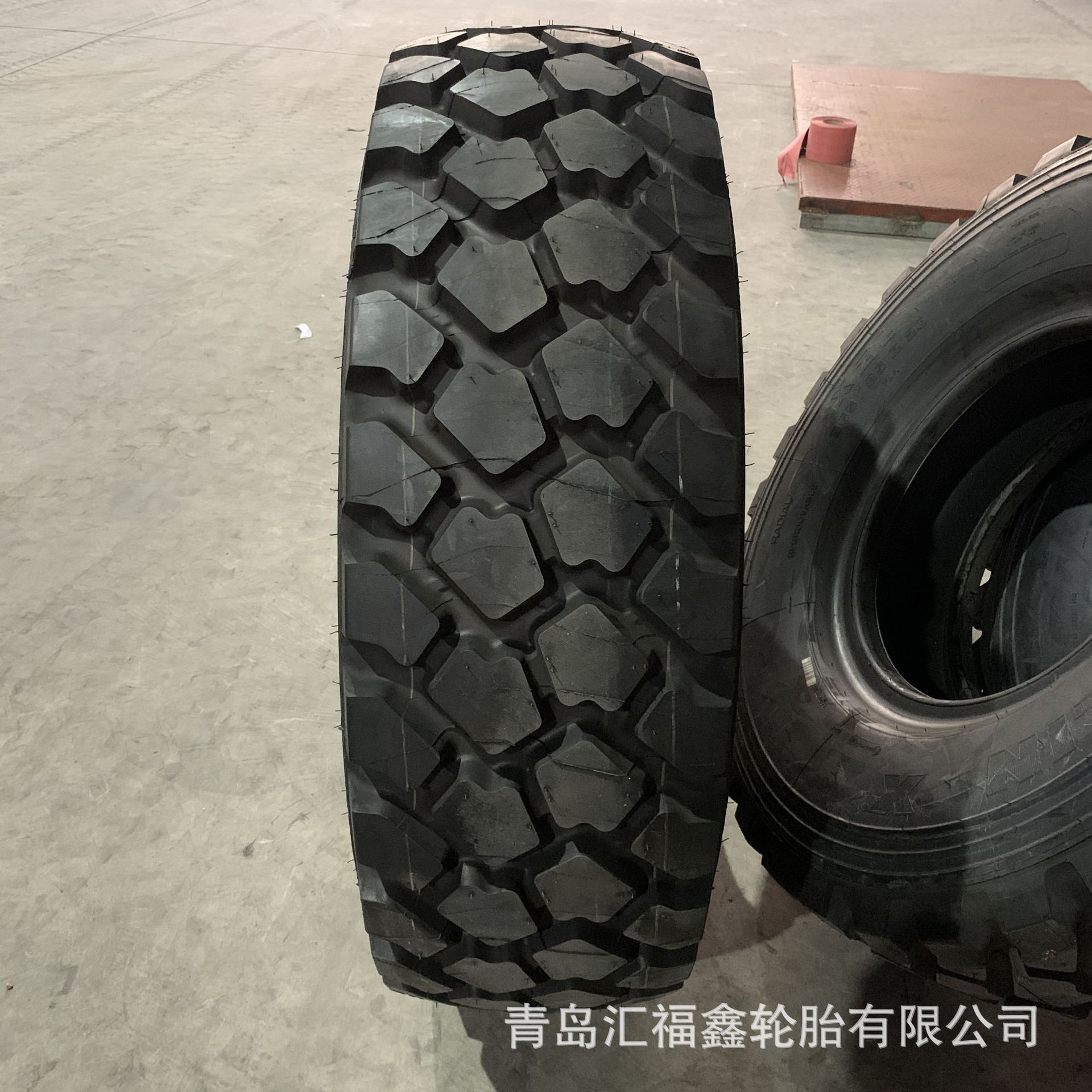 供应365/85R20 钢丝工程胎越野花纹轮胎 130吨吊车轮胎