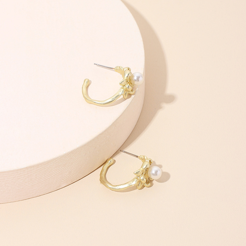 8g Weight Earrings Classification Wedding, Travel, Birthday, Festival Occasion Women'S Gender INS Style Style Gold Color Pearl Flower Wrap C-shaped Earrings Wholesale Nihaojewerly 3