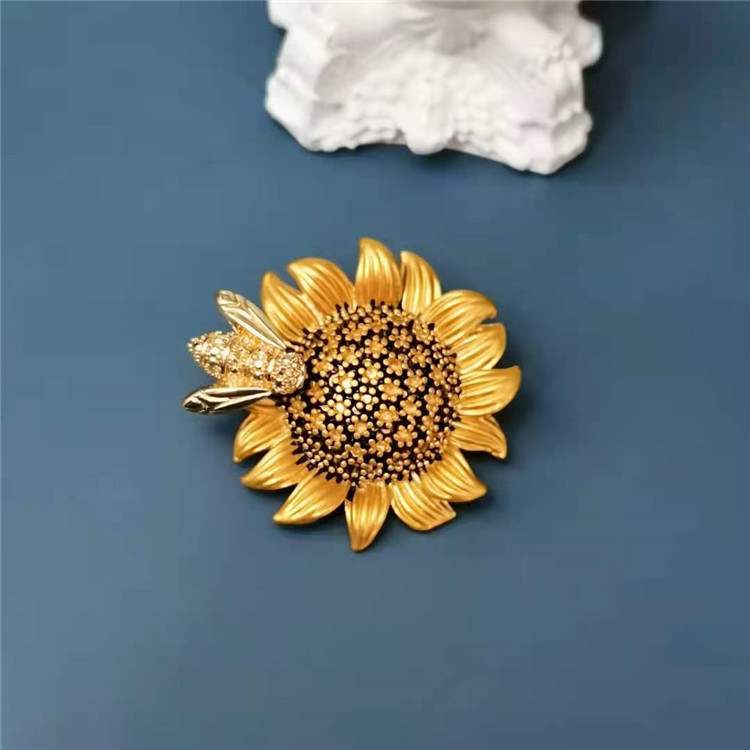 新款复古高档灵动蜜蜂雏菊胸针女个性气质外套胸花气质胸花别针|ms