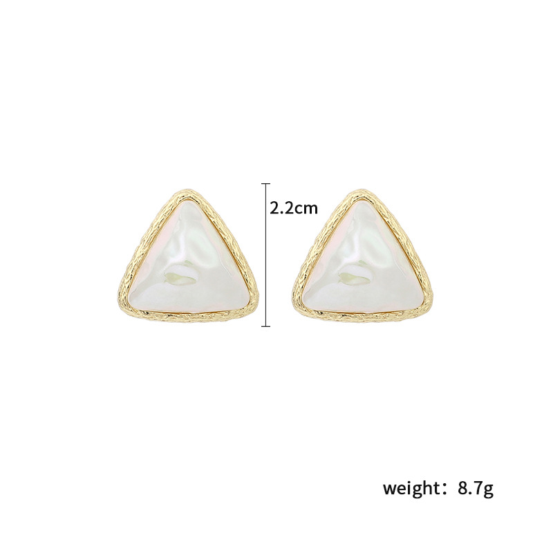 Einfache Geometrische Dreiecks Ohrringe, Perlen Ohrringe Mit Japanischem Und Koreanischem Temperament, Kleine Und Kurze Französische Kalte Ohrringe Im Hongkong-stil, Frauen display picture 1