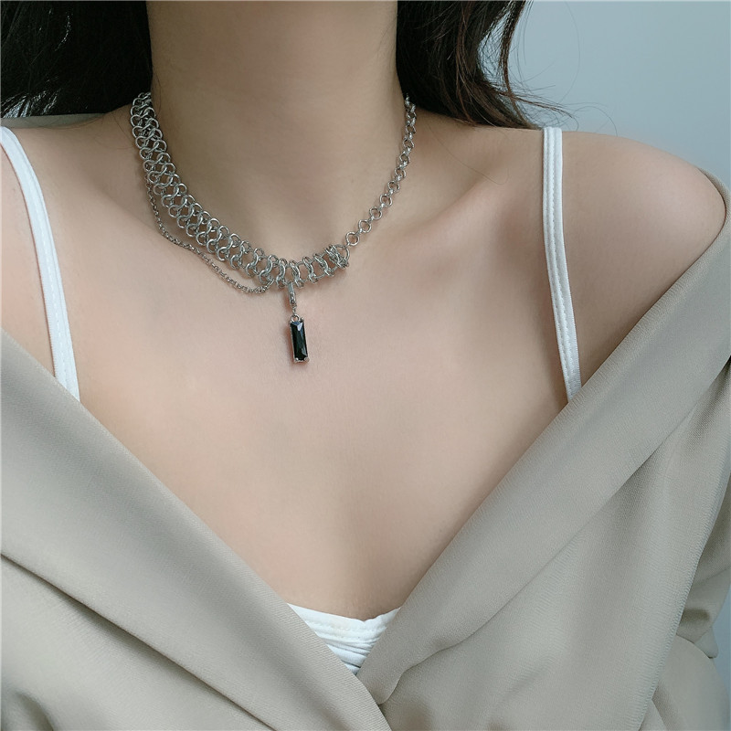 Korean New Trendy Luxury Black Gem Pendant Detachable Twist Stitching Necklace display picture 1