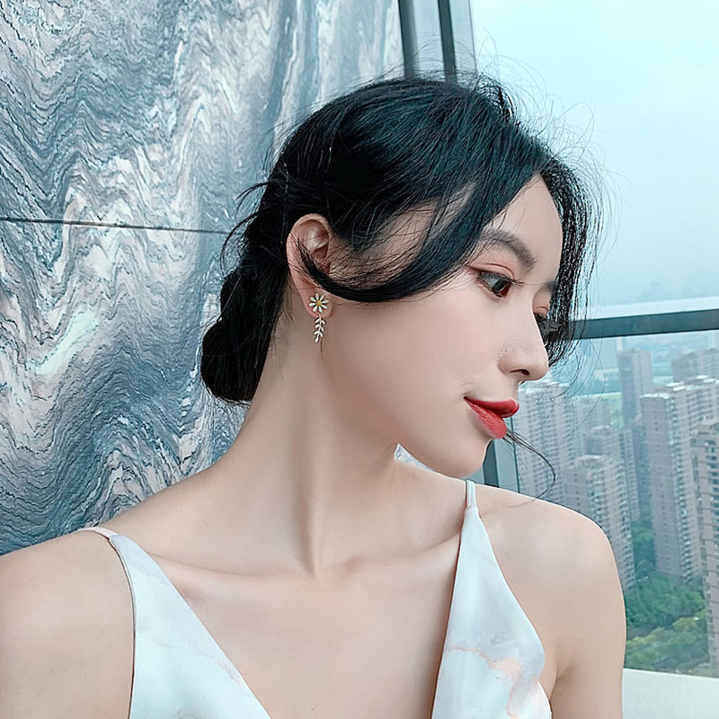Little Daisy Ohrringe Frauen 2020 Neue Trend Ige Temperament Internet-prominente Einfache Und Kompakte Ohrringe Koreanische All-match-ohrringe display picture 3