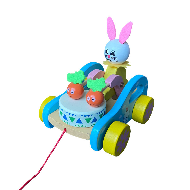 子供の木製の熊は車の赤ちゃんを引き延ばして学校の歩の漫画の熊を引き延ばしておもちゃの車の動物の小さい白いウサギを引きずって車を引き延ばします。|undefined