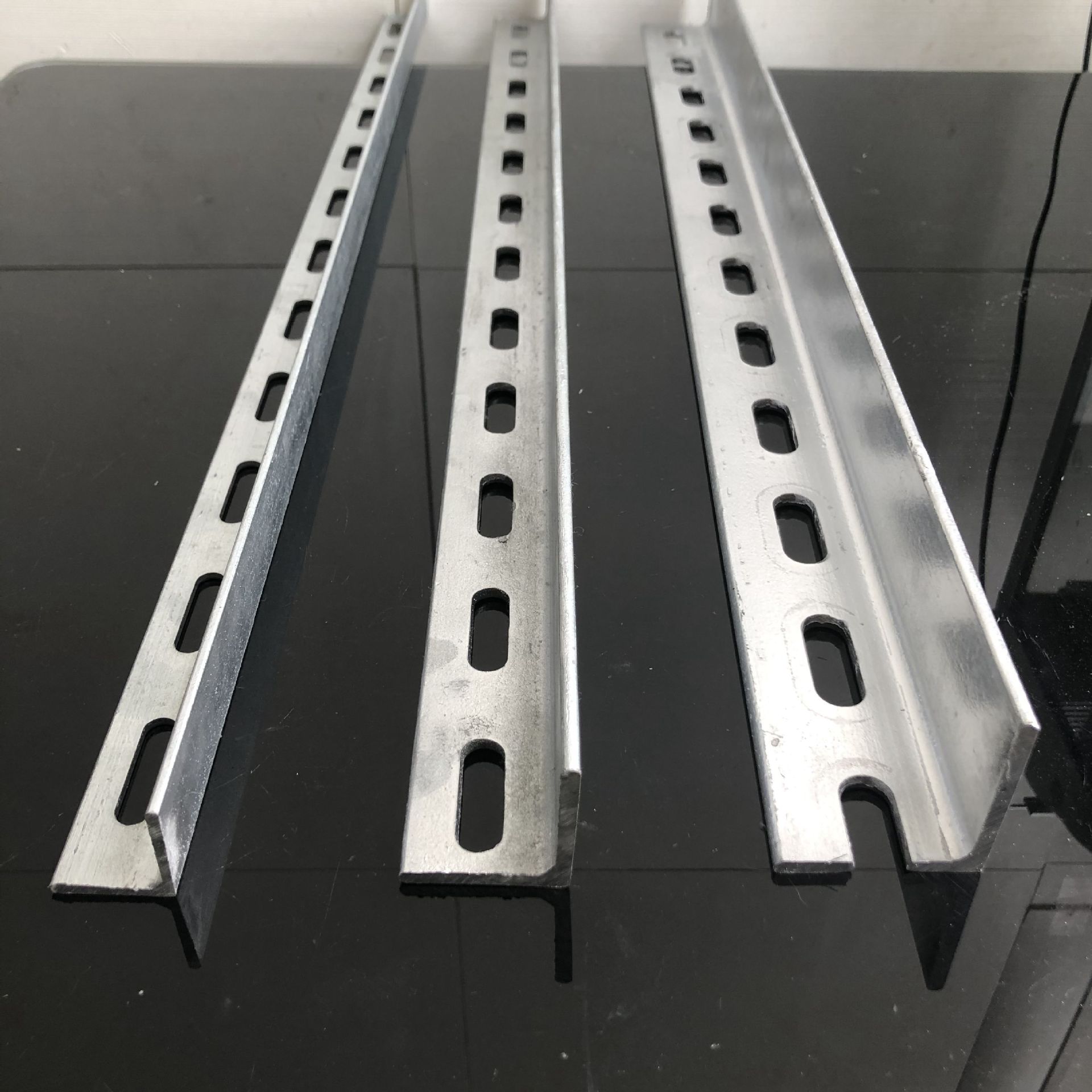 Q235b冲孔花角钢花角铁热镀锌30*30*3规格齐全角钢镀锌角钢