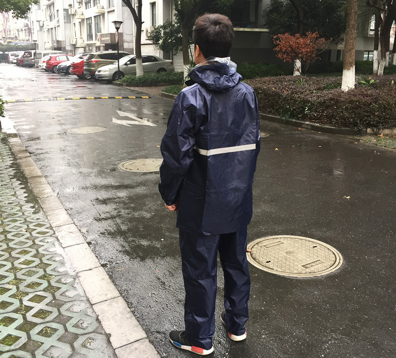 雨衣黄军反拍.jpg