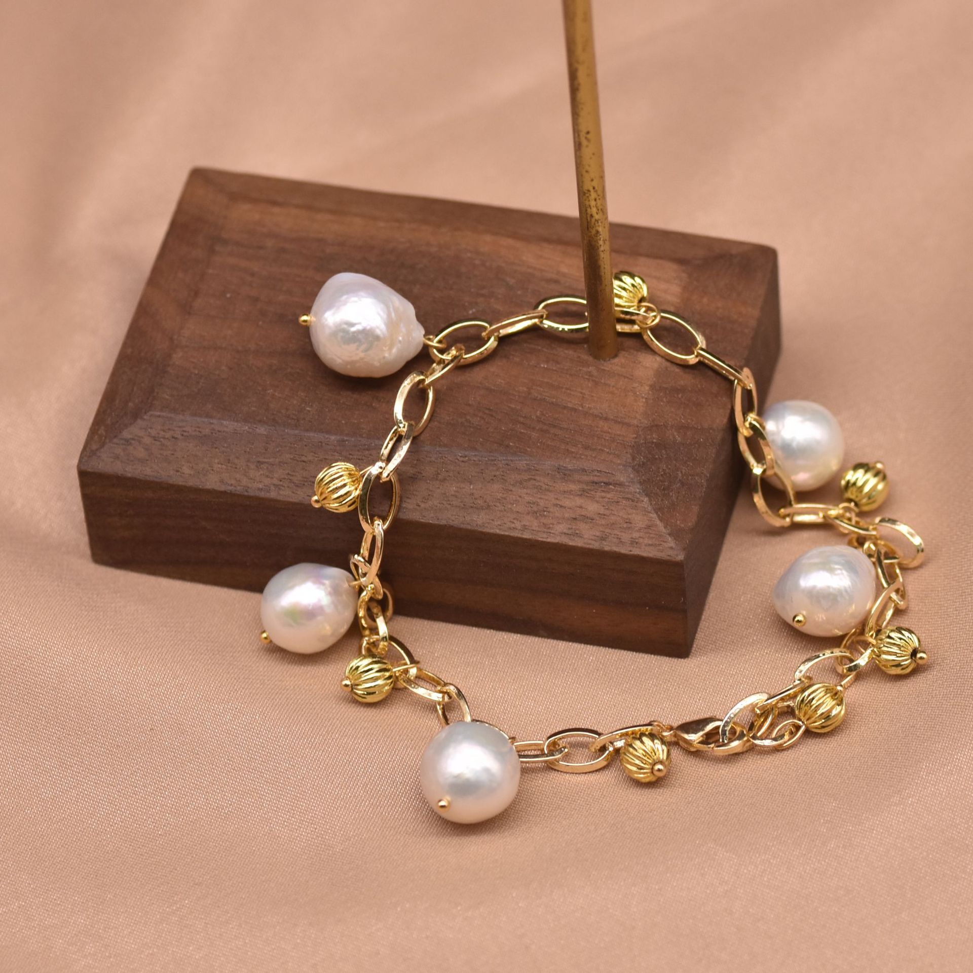 Fashion Fruit Pearl Copper Plating Bracelets display picture 2