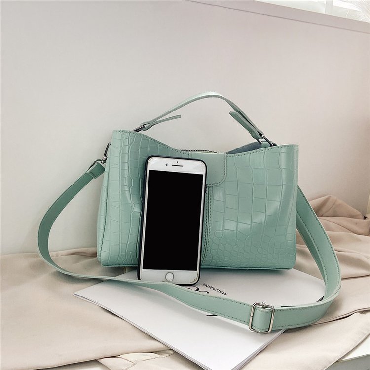 Fashion Korean Crocodile Pattern Messenger Shoulder Portable Pu Soft Surface Zipper Messenger Bag display picture 9