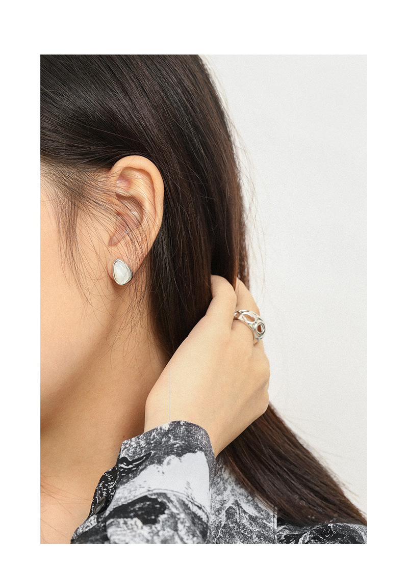 596 Korean Version Of Design Sense Drop-shaped Shell Stone S925 Sterling Silver Earrings display picture 9
