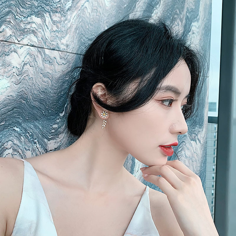 Little Daisy Ohrringe Frauen 2020 Neue Trend Ige Temperament Internet-prominente Einfache Und Kompakte Ohrringe Koreanische All-match-ohrringe display picture 1