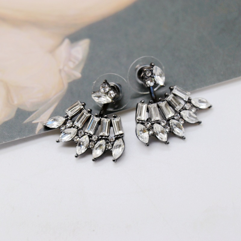 New Fashion White Strip Diamond Shiny Scallop Split Short Stud Earrings display picture 5