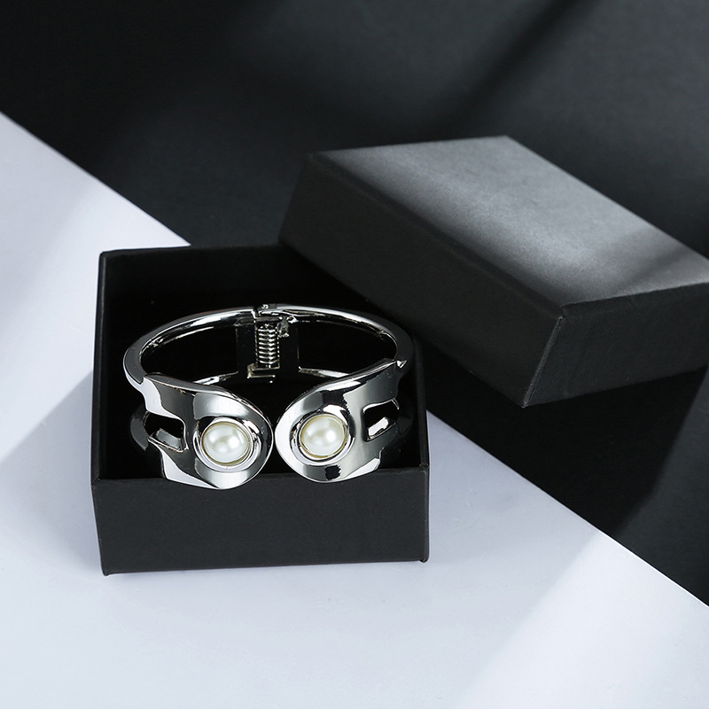 U-shaped Pearl Double-head Opening Bracelet display picture 3