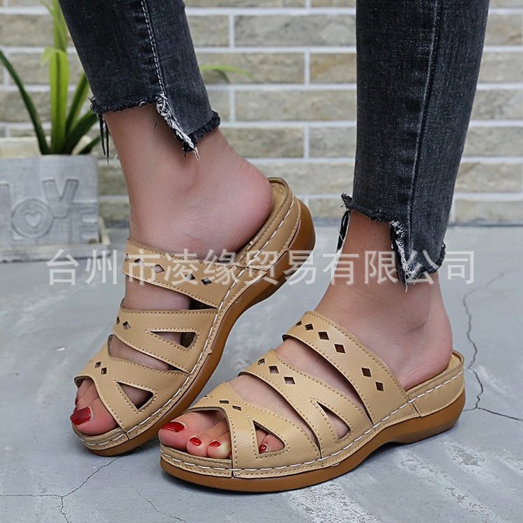 beach summer slippers with a strap