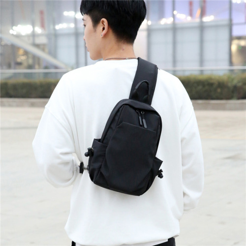 A unisex crossbody bag from a trendy brand, suitable for men's casual wear, with a simple and fashionable design. It can also be used as a shoulder bag for women, featuring a Japanese style.