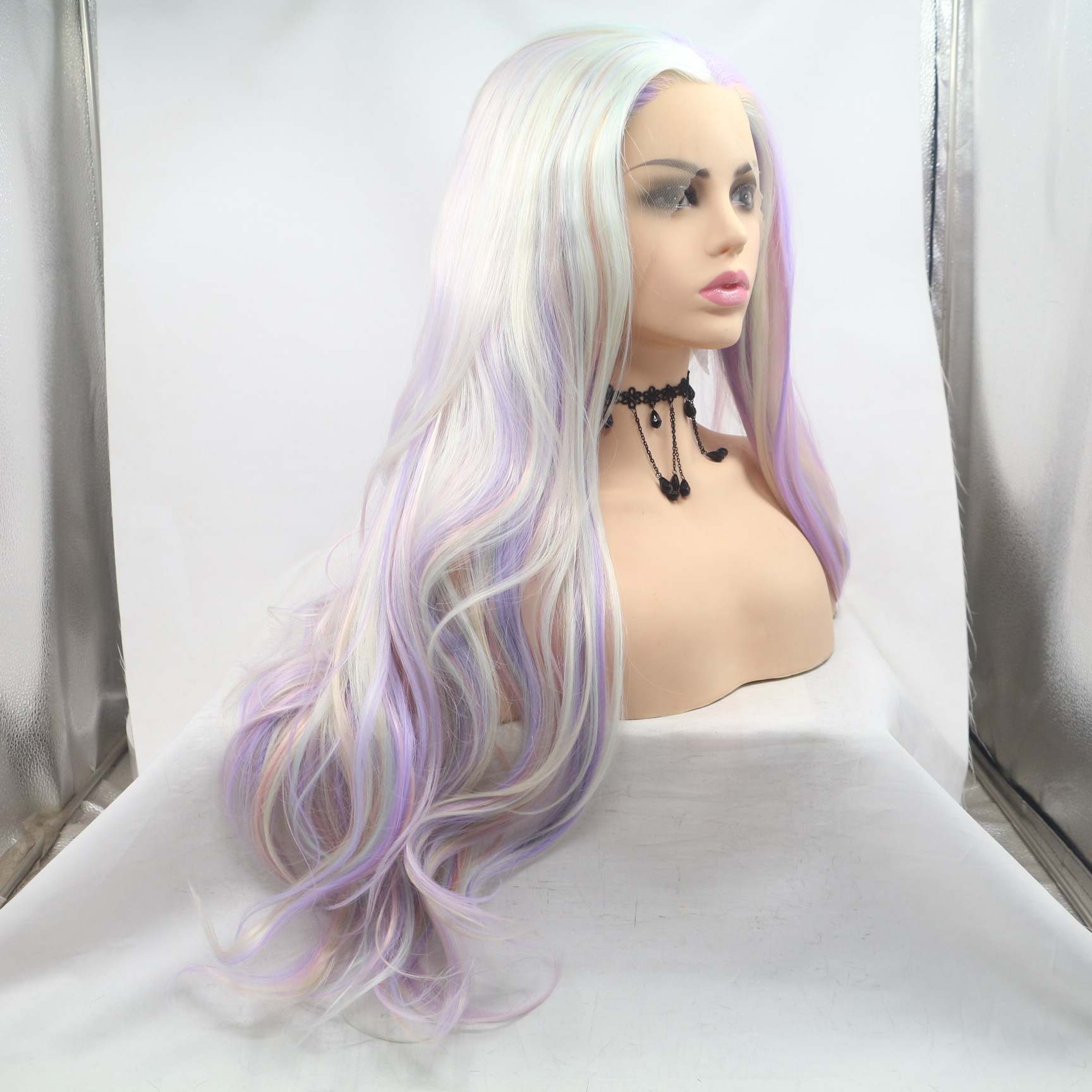 Comercio exterior venta caliente de fibra química de moda europea y americana pelucas de cabello blanco y azul de cabello largo rizado de alta temperatura cubierta de seda al por mayor